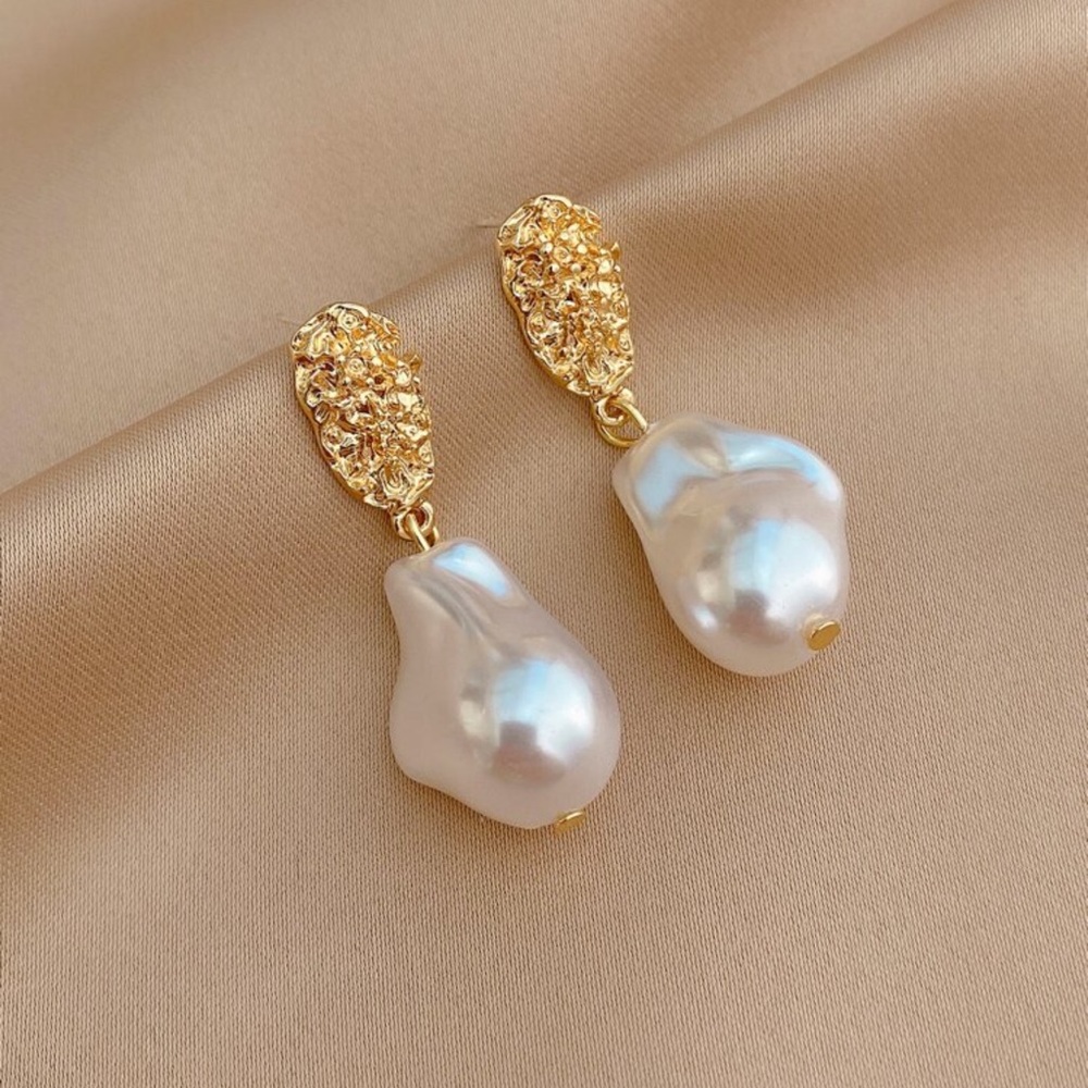 Elegant Gold and Pearl Drop Earrings